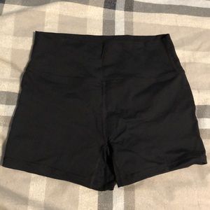 Resilient scrunch butt shorts
